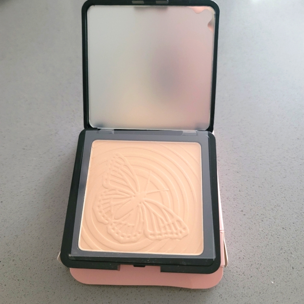 Whats Up Beauty - Wind Dancer Pressed Setting Powder - Light NIB